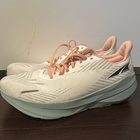 Women’s Altra FWD Experience white/gray size 11 with some dirt but lightly used - Picture 1 of 4